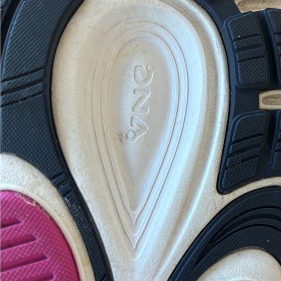 Brooks women’s running shoe 9.5 M - Picture 5 of 7